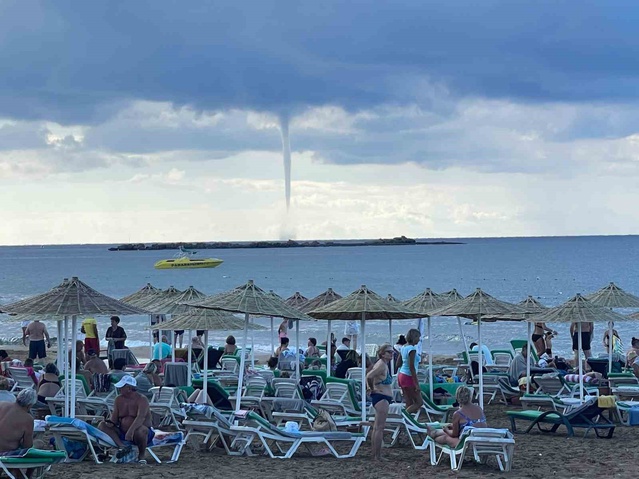 Alanya İncekum'da denizde dev hortum oluştu, kıyıdakiler o anları kaydetti