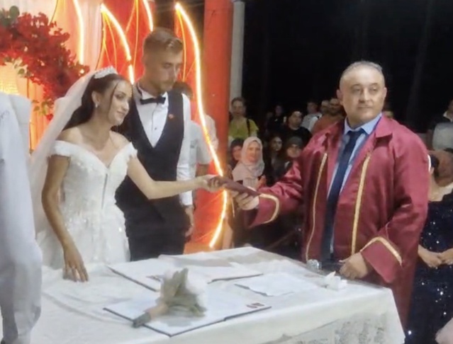Gelibolu'da 17 yıldır nikah memuru olan Serkan Özel, kızının nikahını kıydı