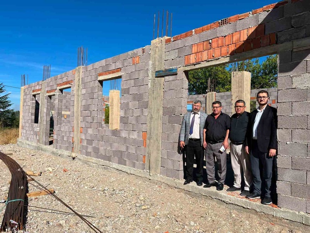 Kütahya Hisarcık'ta İlçe Müftüsü Demirci, taziye evi inşaatında inceleme yaptı