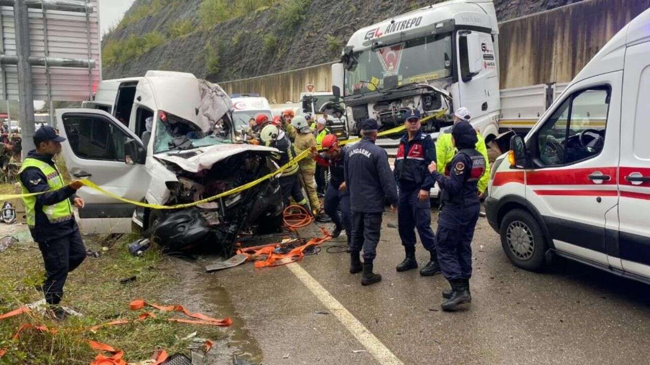 Tır ile minibüs çarpıştı: 1 ölü, 11 yaralı