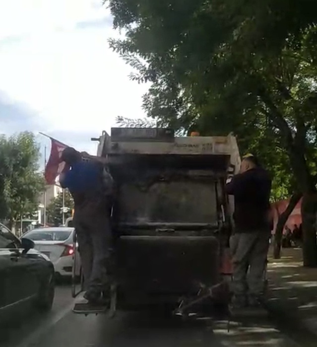 Eskişehir'de temizlik görevlileri çöp kenarındaki Türk bayrağını kamyona astı