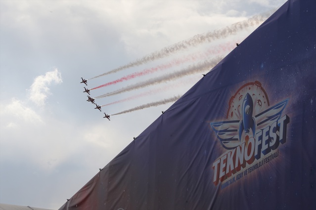 Türk Yıldızları TEKNOFEST'te şov yaptı! Görüntüler gurur verici