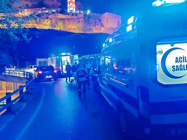 Bursa'da çarpan çalıntı motosiklette 3 kişi yaralandı, sürücü kayıp aranıyor