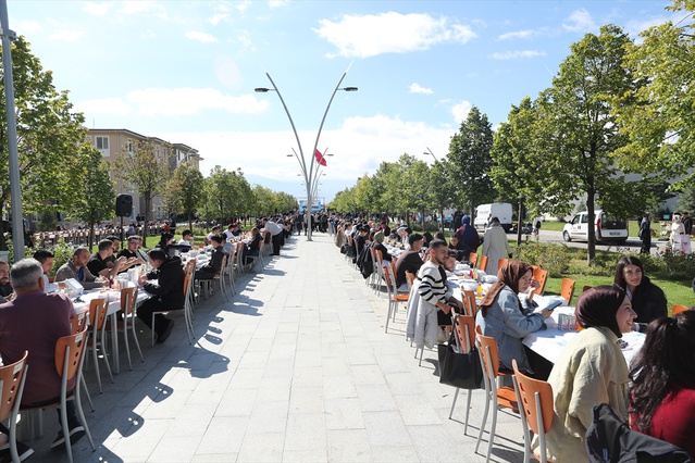 Erzincan'da üniversiteli öğrenciler Cimin üzümü ve tulum peynirli kahvaltıda buluştu