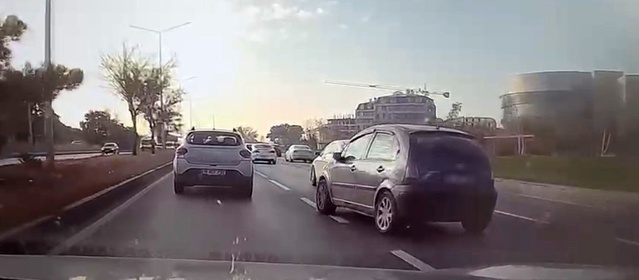 İddiaya göre Eskişehir'de sürücünün sinyal vermeden ani freni kameraya yansıdı