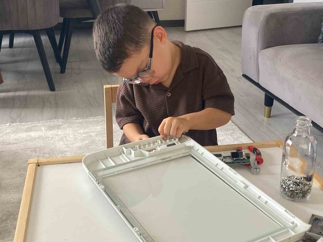 4 yaşındaki Eymen'in elektronik merakına ailesi bitpazarından tamir atölyesi kurdu
