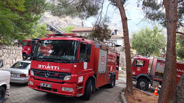 Amasya Kurşunlu Mahallesi'nde 2 katlı evde çıkan yangında evin bir bölümü hasar gördü