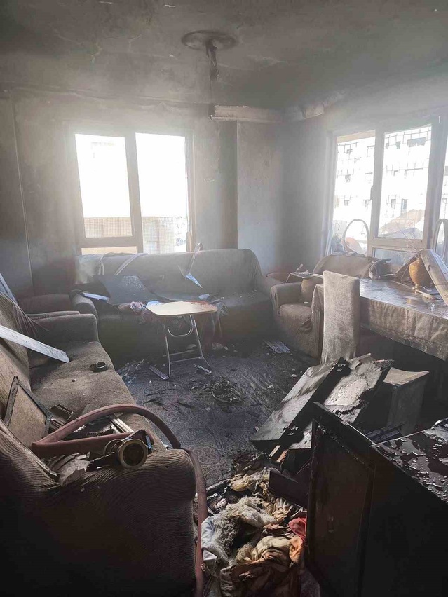 Antalya Alanya'da 5 katlı apartmanın en üst katındaki dairede çıkan yangın söndürüldü