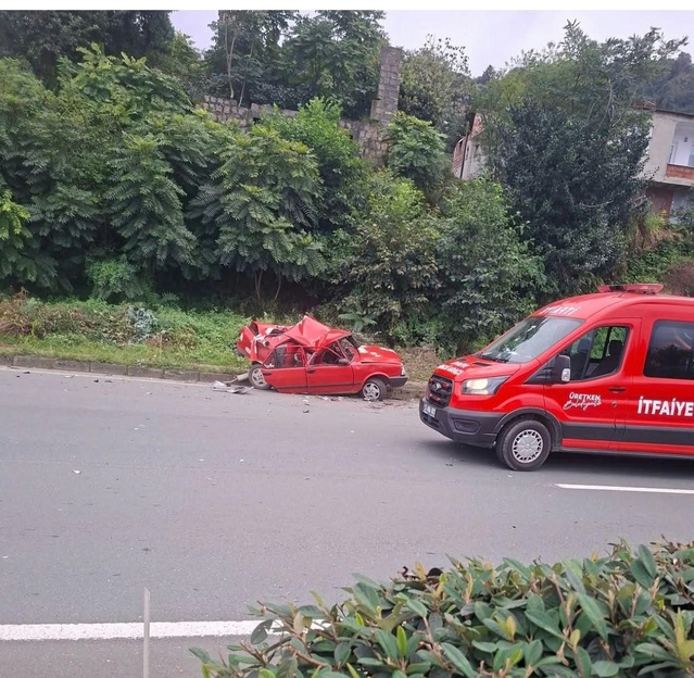 Rize Çayeli'de sağa çekilmek istenen otomobile tır çarptı, 1'i ağır 2 kişi yaralandı