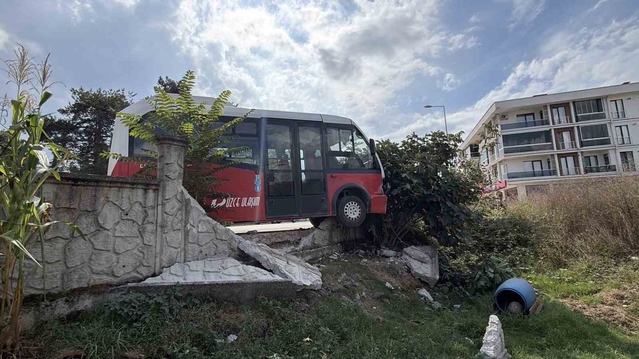 Düzce'de halk otobüsü 2 köpeğe çarpmamak için manevra yaptı, bahçe duvarına çarptı