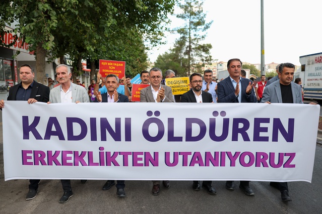 Diyarbakır'da DEM Partili erkekler, STK temsilcileri kadın cinayetlerine karşı yürüdü