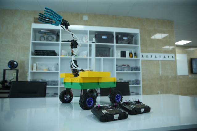 Dörtyol'da 5 lise öğrencisi yerli robotla TEKNOFEST'te birincilik hedefliyor