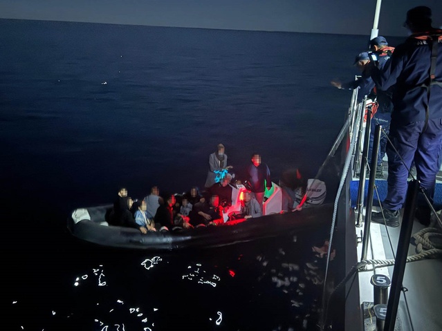 Çanakkale Gökçeada açıklarında arızalanan bottaki 6'sı çocuk 14 kaçak göçmen kurtarıldı