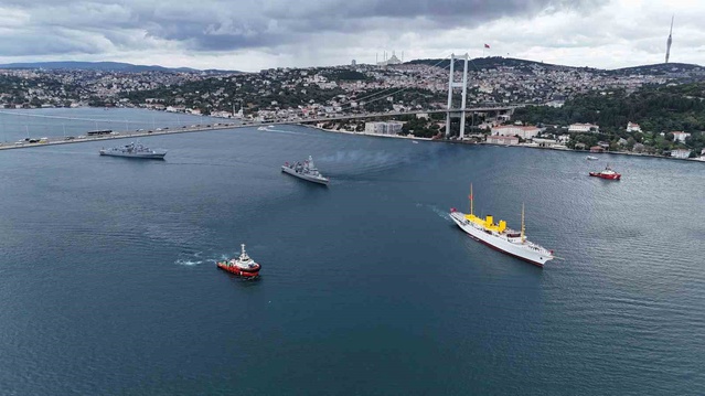 Deniz Kuvvetleri Günü dolayısıyla İstanbul Boğazı'nda 15 gemi geçit töreni yaptı