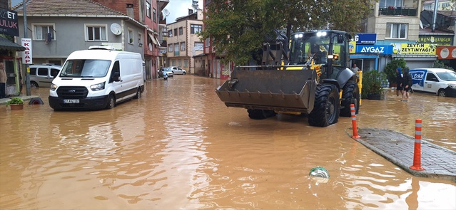 Yalova Armutlu'da sağanak bazı iş yerlerini su bastı, ekipler suyu tahliye ediyor