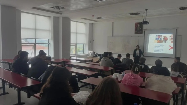 Sinop'ta Bilgisayar Programcılığı öğrencilerine özgeçmiş ve iş arama eğitimi verildi