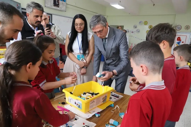 Bayburt'ta köy okulu öğrencilerinin bilim atölyelerine Milli Eğitim Müdürü de katıldı