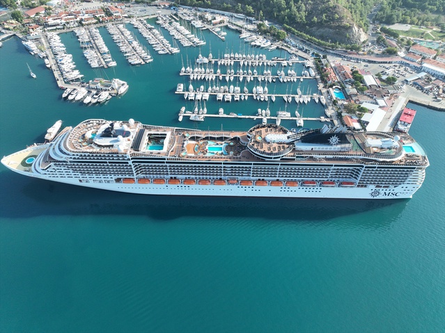 Marmaris'e yanaşan MSC Divina'daki 3 bin 893 turist ilçe merkezini gezdi