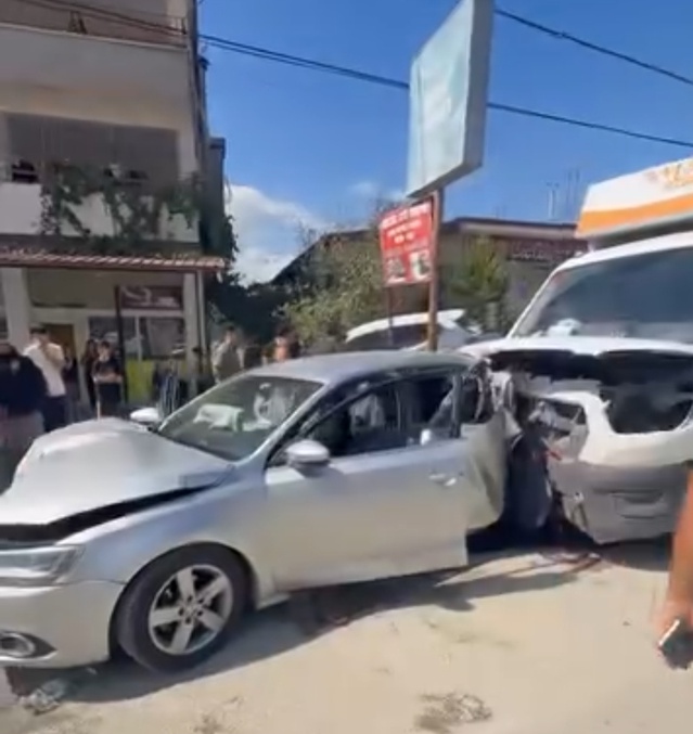 Hatay Defne'de kamyonet otomobile çarptı; 2 kişi yaralandı, kadın son anda kurtuldu