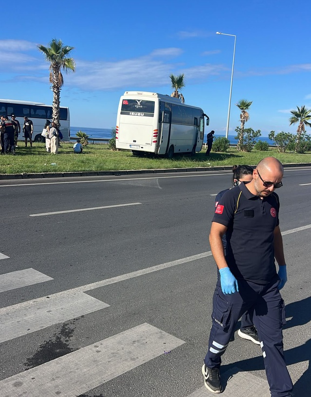 Manavgat Çenger'de tur otobüsü minibüsle çarpıştı, 3 kişi yaralandı