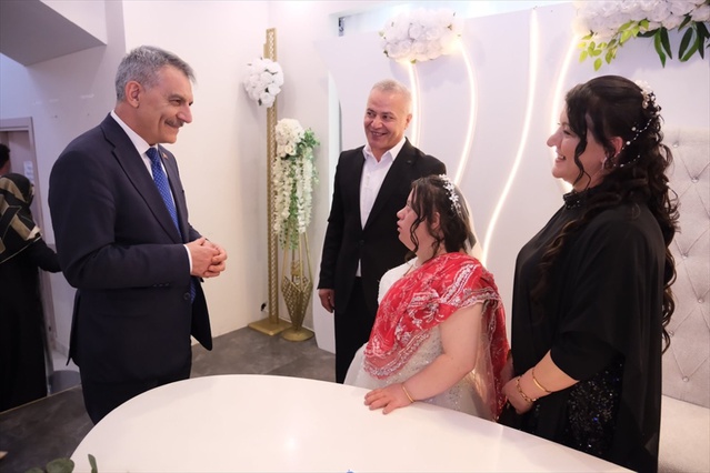 Down sendromlu Yağmur Babayiğit, Yozgat'ta temsili düğünde babasıyla dans etti