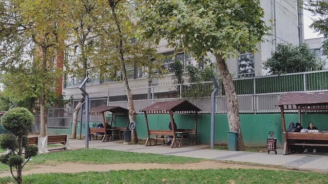 Bayrampaşa'da okul çevresi denetiminde kaçan 2 kişi yakalandı: Tabancayı 12 yaşındaki çocuklara saklatmak istemişler