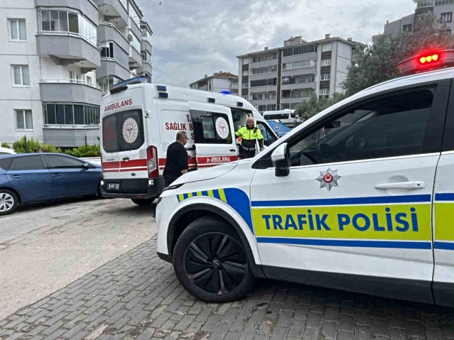 Bursa Mudanya'da önüne araç çıkan kurye kaygan yolda savrularak yaralandı