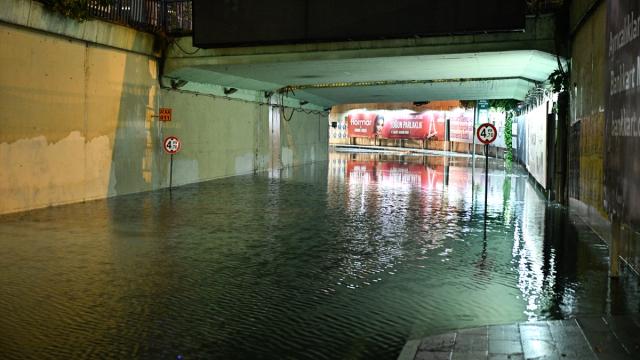 İstanbul'da sağanak etkili oldu: Toprak kaydı, yollar göle döndü