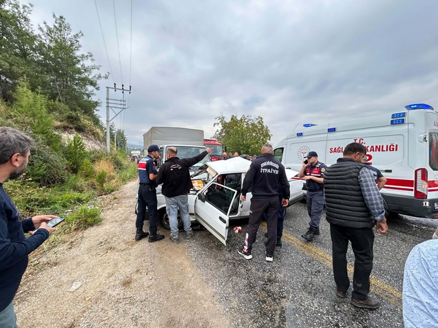 Aydın Bozdoğan'da otomobil ile kamyonet çarpıştı, 1 kişi öldü, 2 sürücü yaralandı