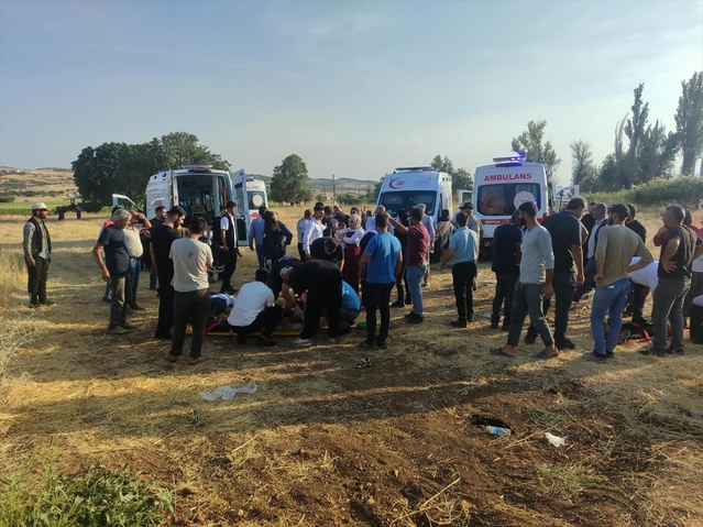 Diyarbakır'da Fisovası mevkisinde devrilen otomobilde 4'ü çocuk 9 kişi yaralandı