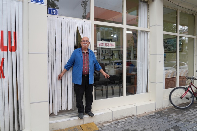 Ankara Çubuk'ta 72 yaşındaki berber Necip Şen, emekli olmasına rağmen çalışıyor