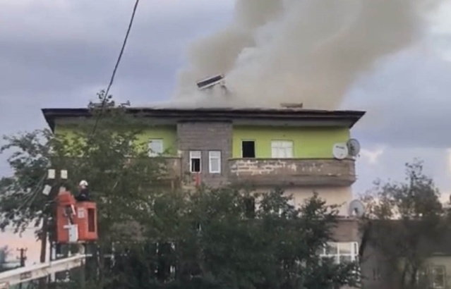 Yüksekova'da apartman deposundaki yangın daireye sıçradı, can kaybı yaşanmadı