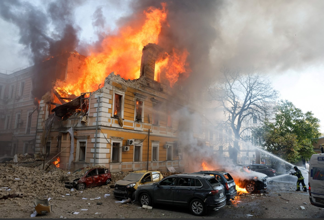 Kiev'de akademi binası alev aldı, en az bir kişi öldü, Zelenskiy yanıt sözü verdi