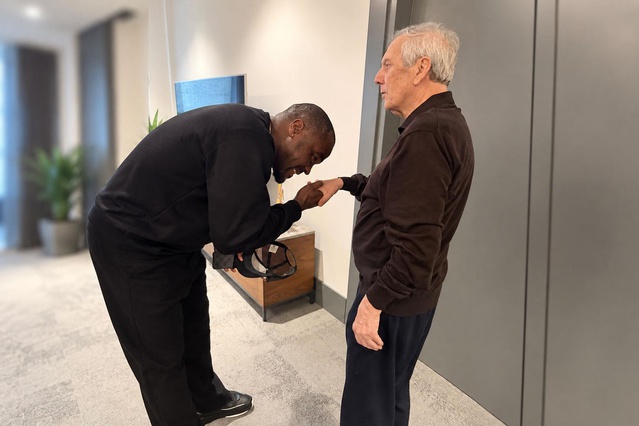 Emenike'den Aziz Yıldırım'a vefa ziyareti! Elini öpüp "Aziz Baba" dedi