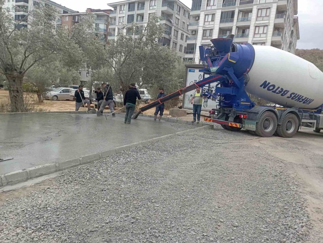 Balıkesir Edremit'te iki mahallede yeni sosyal ve sportif alan çalışmaları sürüyor
