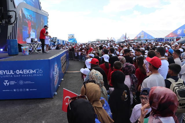 Şanlıurfa'da düzenlenen TEKNOFEST Güneydoğu'da çocuklar bilim deneylerine eşlik etti