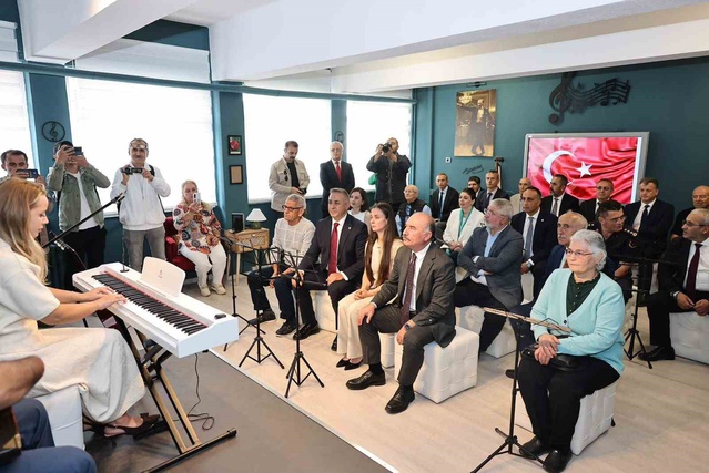 Çorum'da eşinin öncülüğünde kurulan Berkant Bolat Müzik Atölyesi açıldı