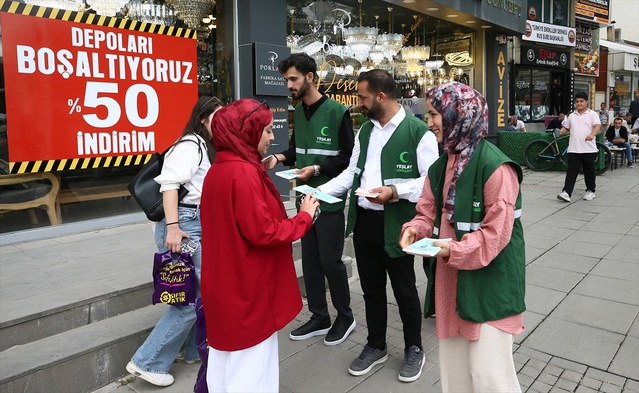 Muş'ta Yeşilay gönüllüleri çay ocaklarında sigaranın zararlarını anlattı