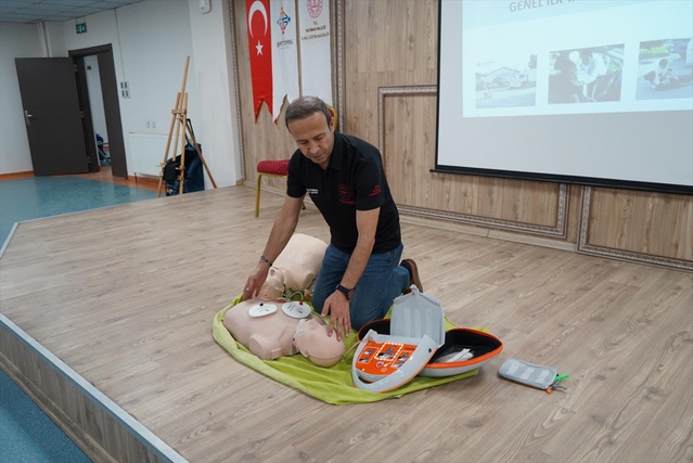 İŞKUR'un görevlendirdiği bahçe görevlilerine Batman'da ilk yardım eğitimi verildi