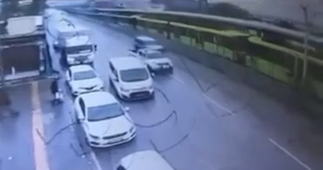 Bursa'da yağışta takla atan araç hasar gördü, Kestel'deki kaza kameraya yansıdı