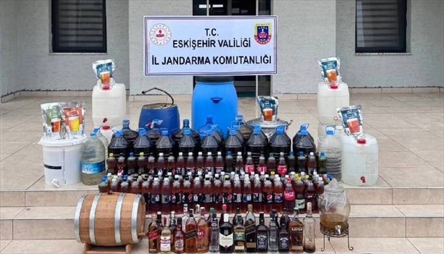 Eskişehir'de jandarma 434 litre kaçak içki ele geçirdi, şüpheli gözaltına alındı