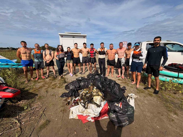 Samsun 19 Mayıs'ta 'Mavi Miras' projesiyle SUP ve kano sporcuları çöp topladı