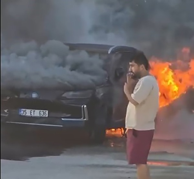 İzmir Torbalı'da park halindeki elektrikli otomobil alev aldı, çevrede panik oluştu