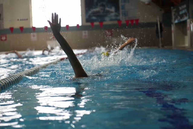 Muş'ta yarı olimpik havuzda yüzme kurslarına çocuk ve gençler yoğun ilgi gösteriyor