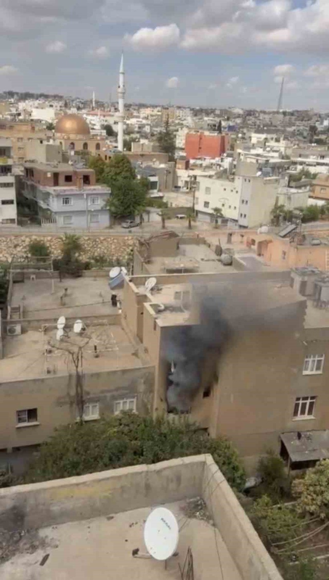 Mardin Nusaybin'de binada çıkan yangında mahsur kalan 2 kişi balkondan kurtarıldı