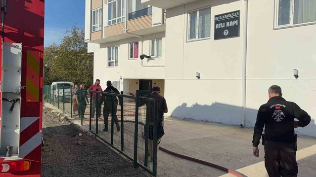 Düzce Konuralp'te 4 katlı binanın zemin katındaki yangın itfaiye ekiplerince söndürüldü