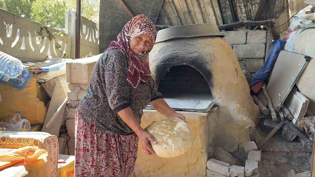 Kırklareli'de 64 yaşındaki Güllü Saykaç, taş fırın ekmeğinin yapımını anlattı