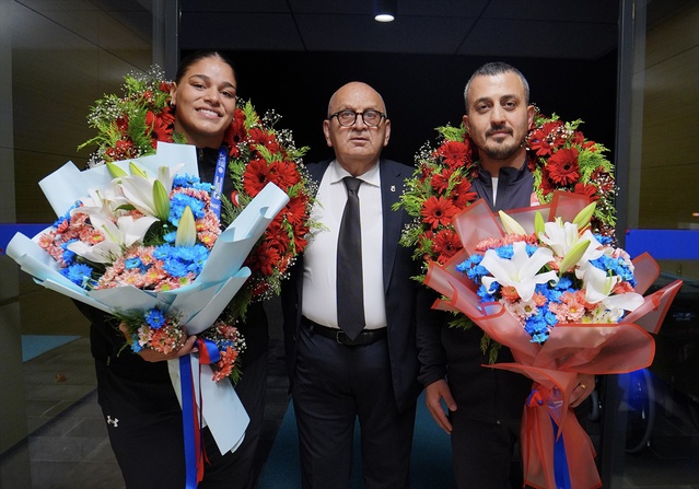 Avrupa şampiyonu milli boksör Havvanur Kethüda, Trabzon'da coşkuyla karşılandı