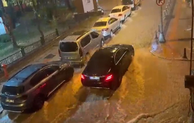 Sağanak İstanbul'da etkili oldu, Bayrampaşa ve Eyüpsultan'da yollar göle döndü