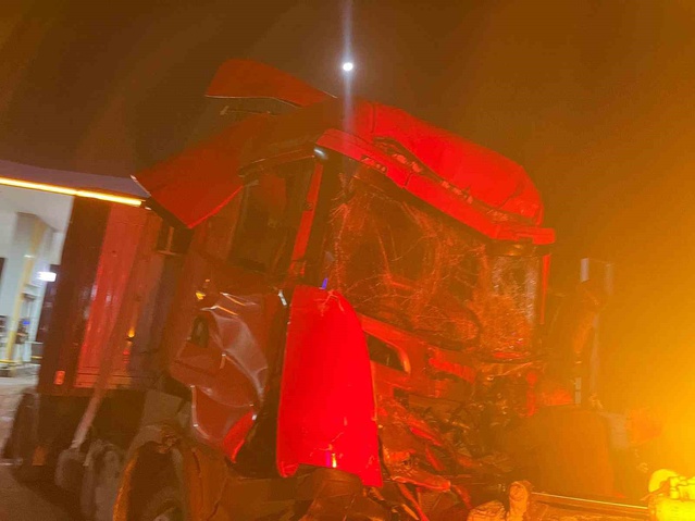 Sakarya Arifiye'de çekici 3 araca çarptı, sürücüsü hastanede hayatını kaybetti